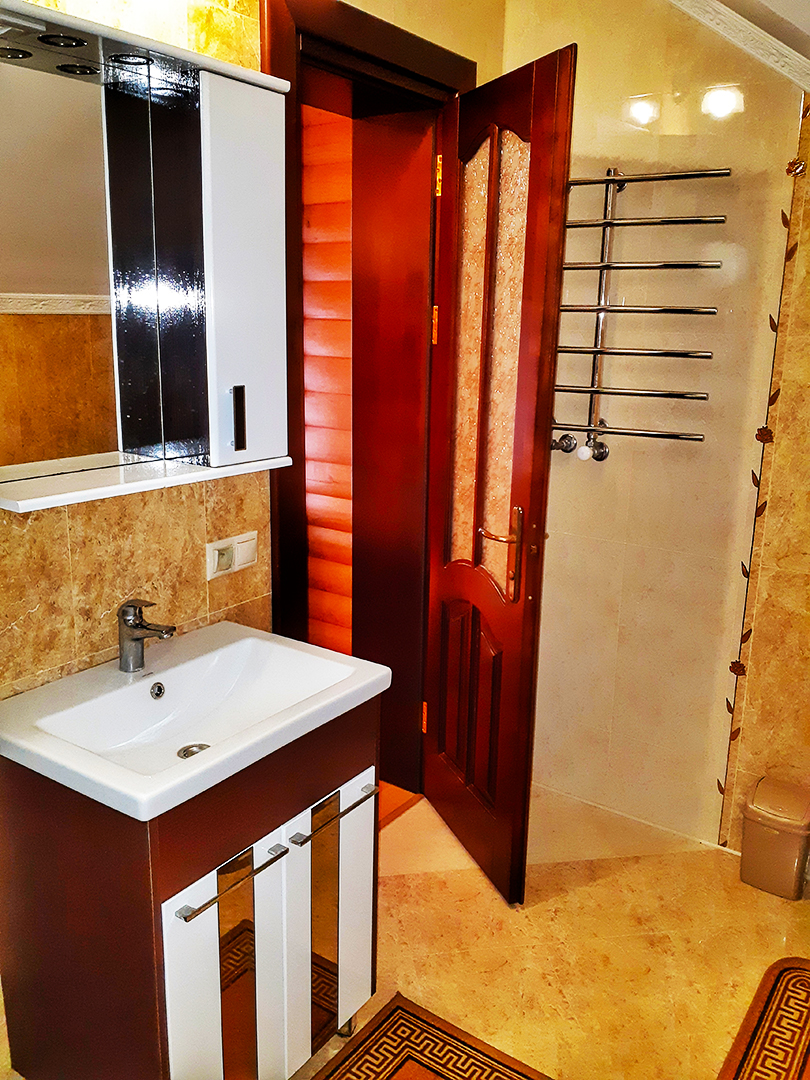 Кожен котедж на три сім'ї або 12 чоловік